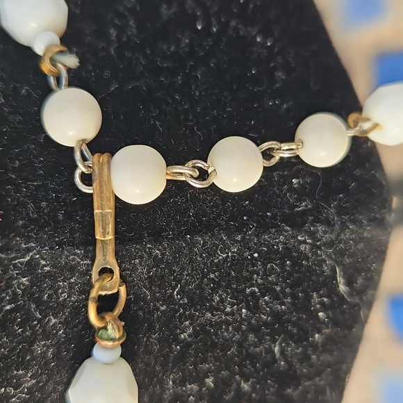 Vintage Elegant White Milk Glass Beaded Necklace - Picture 4 of 4